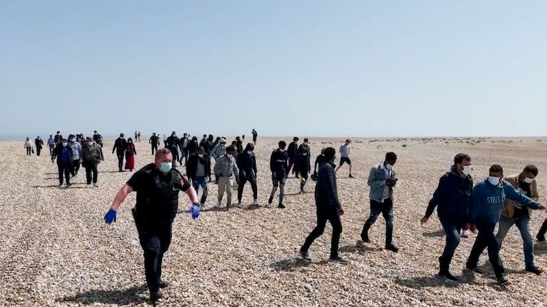 Británie a Francie potlačí migraci přes Lamanšský průliv společně